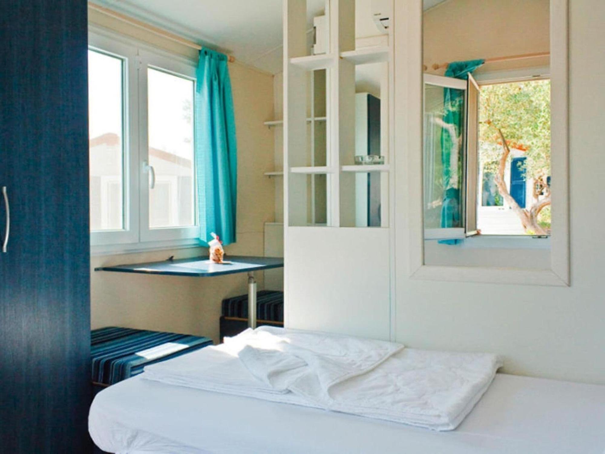 Mobile Homes In Camp Kovacine, Cres, With Long Pebble Beach Екстериор снимка